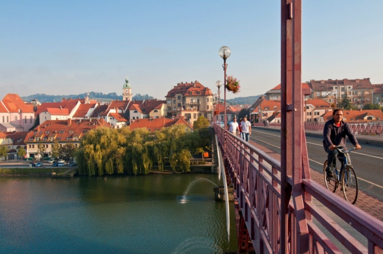 Maribor óvárosa a Dráve partján