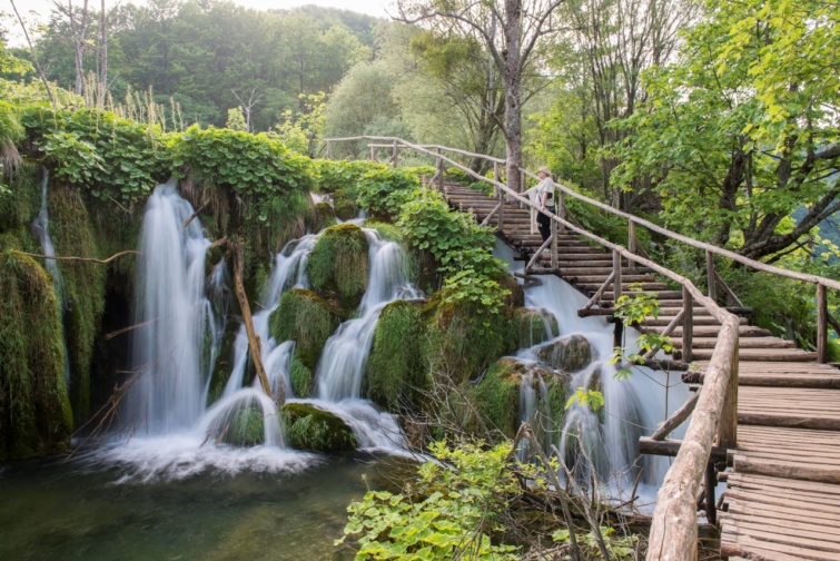 Vízesés a Plitvicei-tavak Nemzeti Parkban.