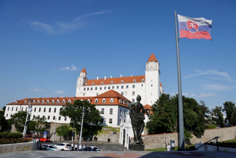 Szlovák zászló lobog Pozsonyban a vár előtt.