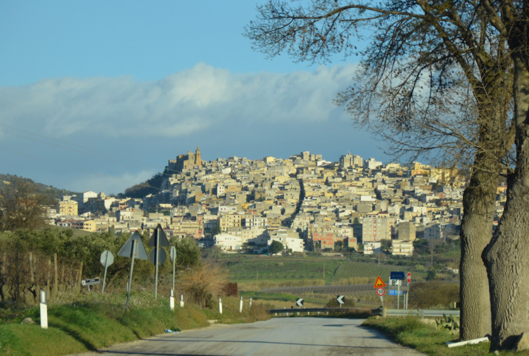 Sambuca Di Sicilia a távolból