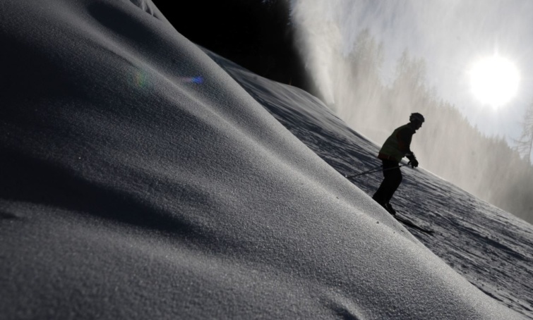 Egy síelő sportol a Ski Amade üdülőhelyen.