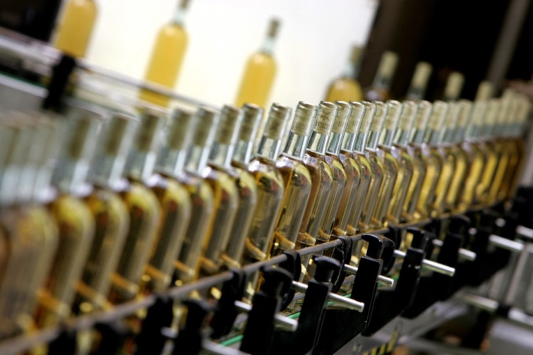Palackozott tokaji borok sorakoznak egymás mellett.