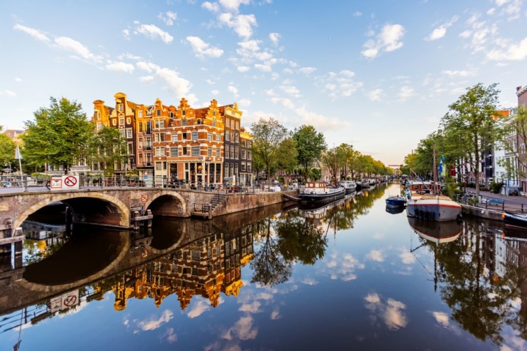 Amszterdam belvárosa, a folyóval és kerékpárokkal