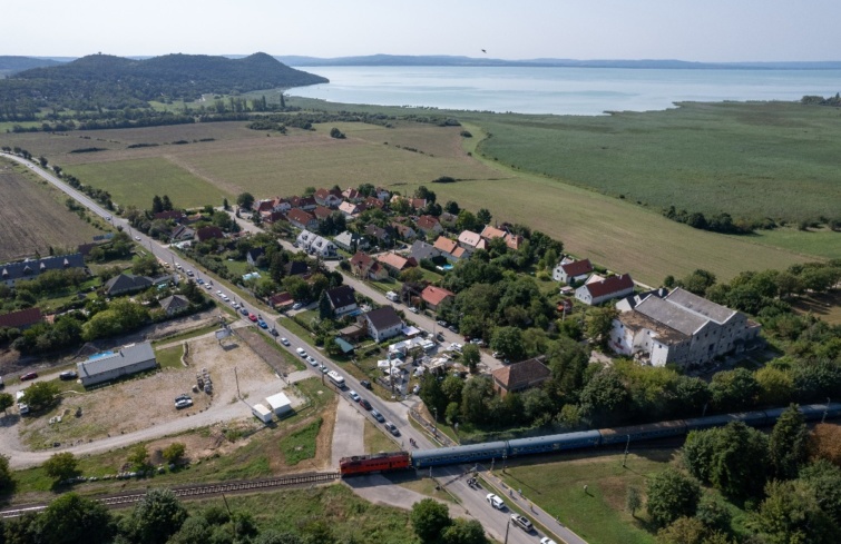 A Balaton mellett száguld a vonat