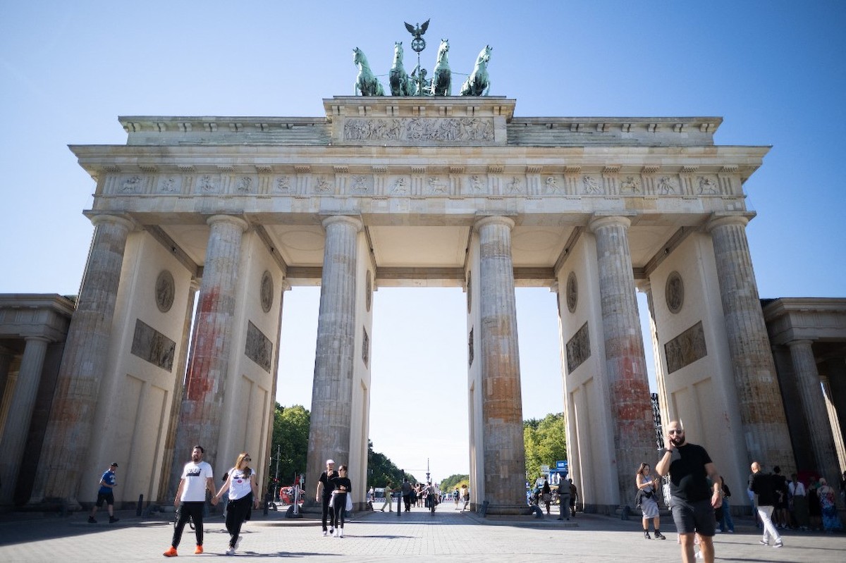 A Brandenburgi kapu Berlin központjában levő korai klasszicista építmény