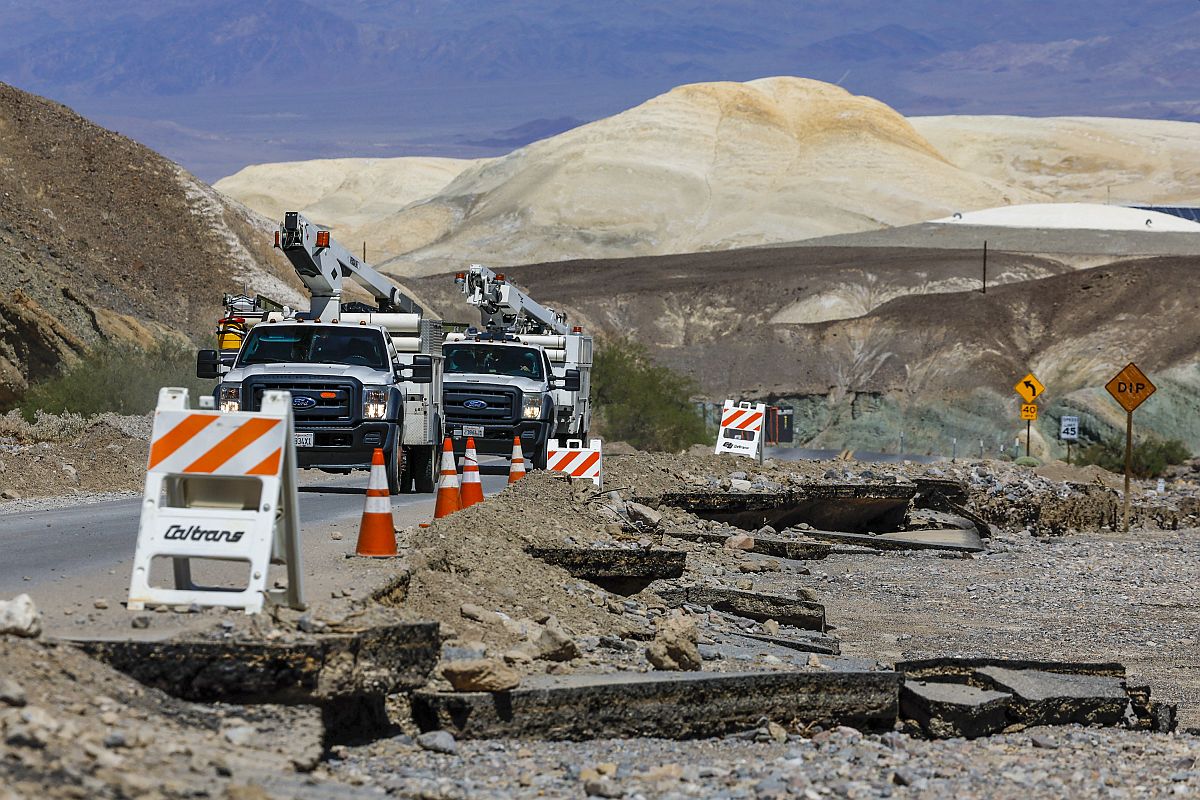 Teherautók a Death valley Nemzeti Park megrongálódott úttestén.