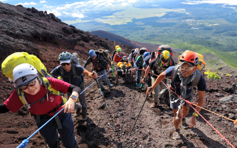 Turisták másznak fel a japán Fuji-hegyre