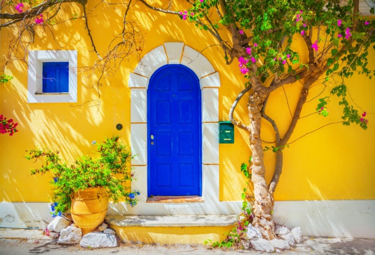 Egy görög stílusú kék ajtó