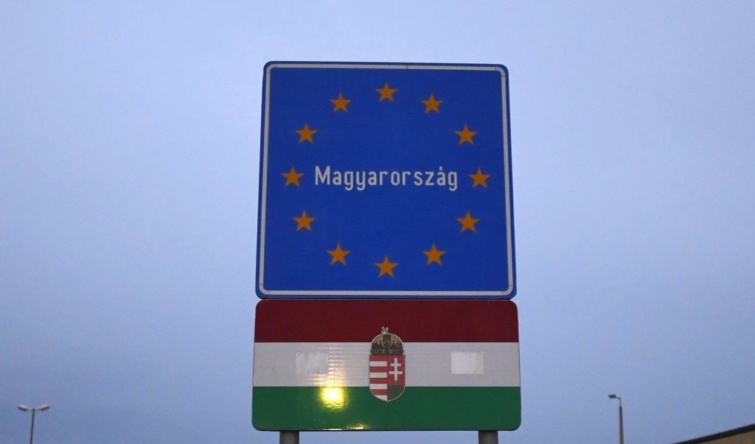 Magyarország tábla egy határátkelőhelyen.
