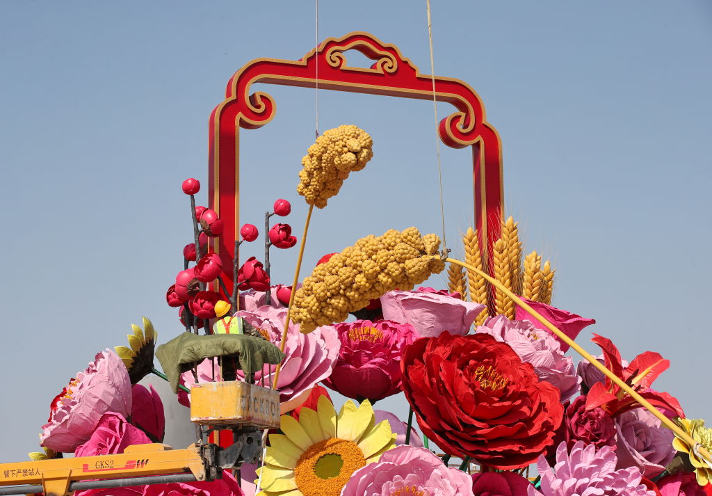 Különböző színű és fajtájú óriásvirágok díszítik majd a Tienanmen teret