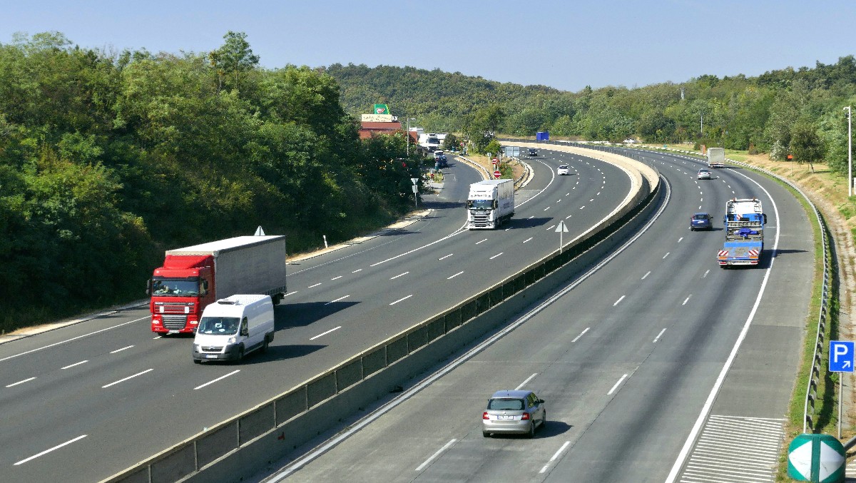 Gyérebb gépjármű-forgalom halad az M0-s autóút délnyugati szakaszán, az Anna-hegy pihenőhely közelében, hétköznap délidőben.