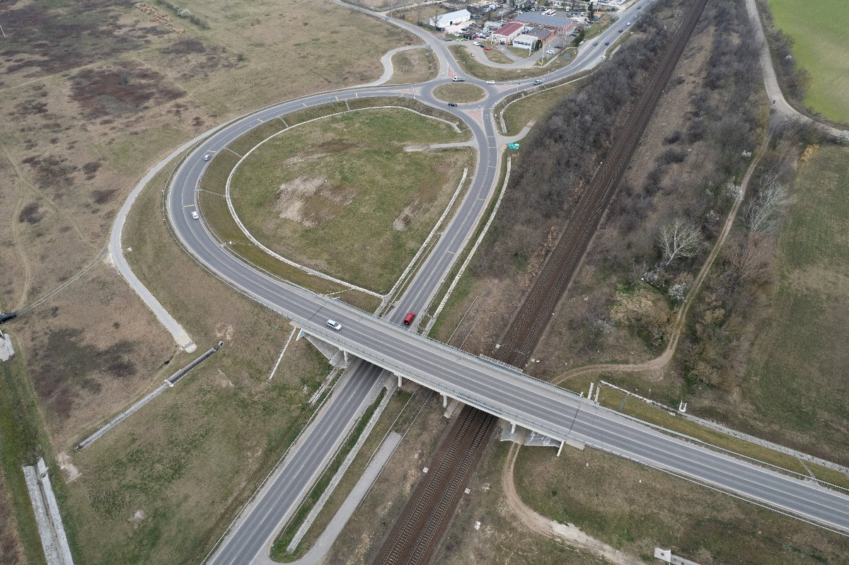 A drónnal készített képen a Dunakeszit az M2-es autóúttal összekőtő út és a 2-es út csomópontja Dunakeszin 2023. március 22-én.