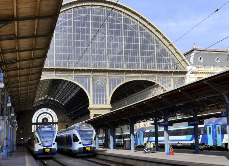 A MÁV Start Zrt. elektromotor-meghajtású Stadler FLIRT típusú vonataiból vár két szerelvény a menetrend szerinti indulásra a főváros Keleti pályaudvarának csarnoképületében. 