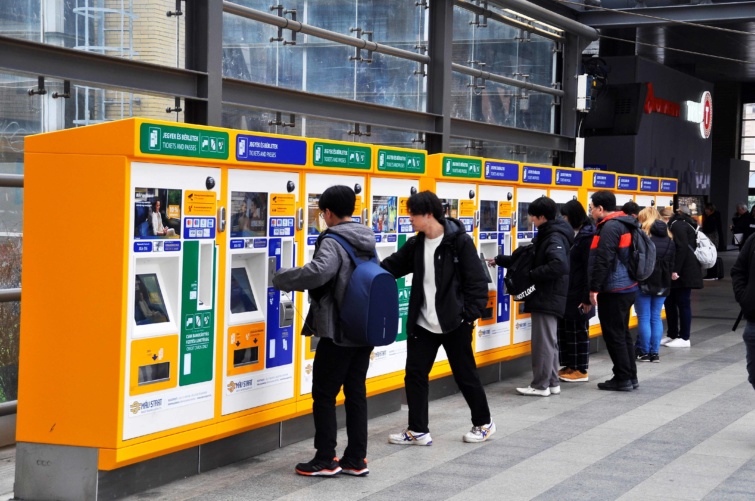 Utasok menetjegyet vásárolnak a MÁV Start Zrt menetjegykiadó automatáinál 