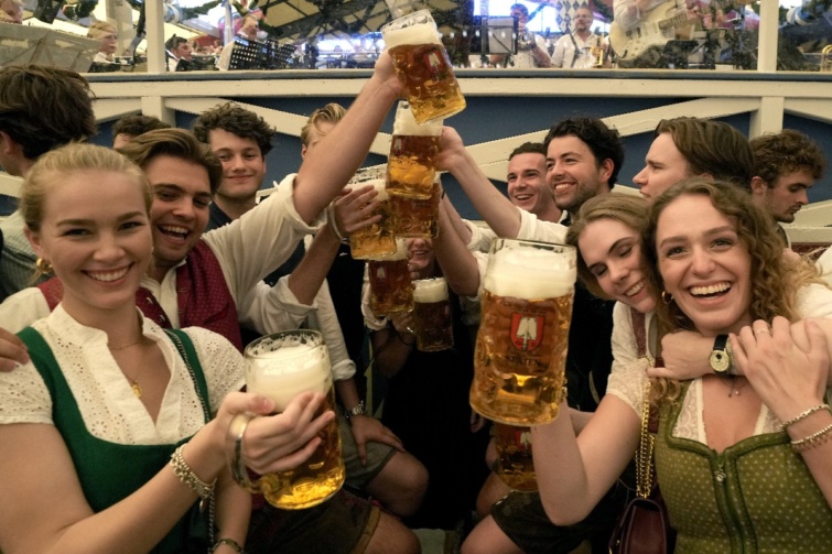 Söröskorsókkal vendégek, miután megnyílt az őszi müncheni sörfesztivál, a 188. Oktoberfest 2023. szeptember 16-án. Az október 3-ig tartó Oktoberfest a világ legnagyobb sörünnepe.