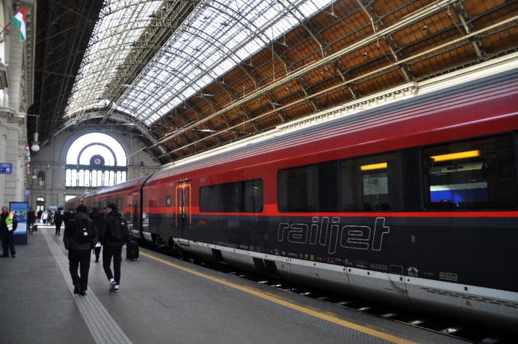 Egy Railjet típusú vonat a Keleti pályaudvaron Münchenbe indulás előtt