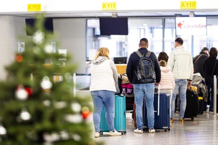 Karácsonyfa egy reptéren