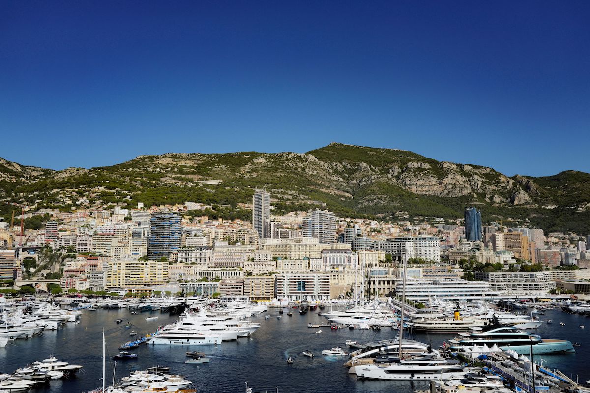 Luxushajók, mögötte a Monaco városával
