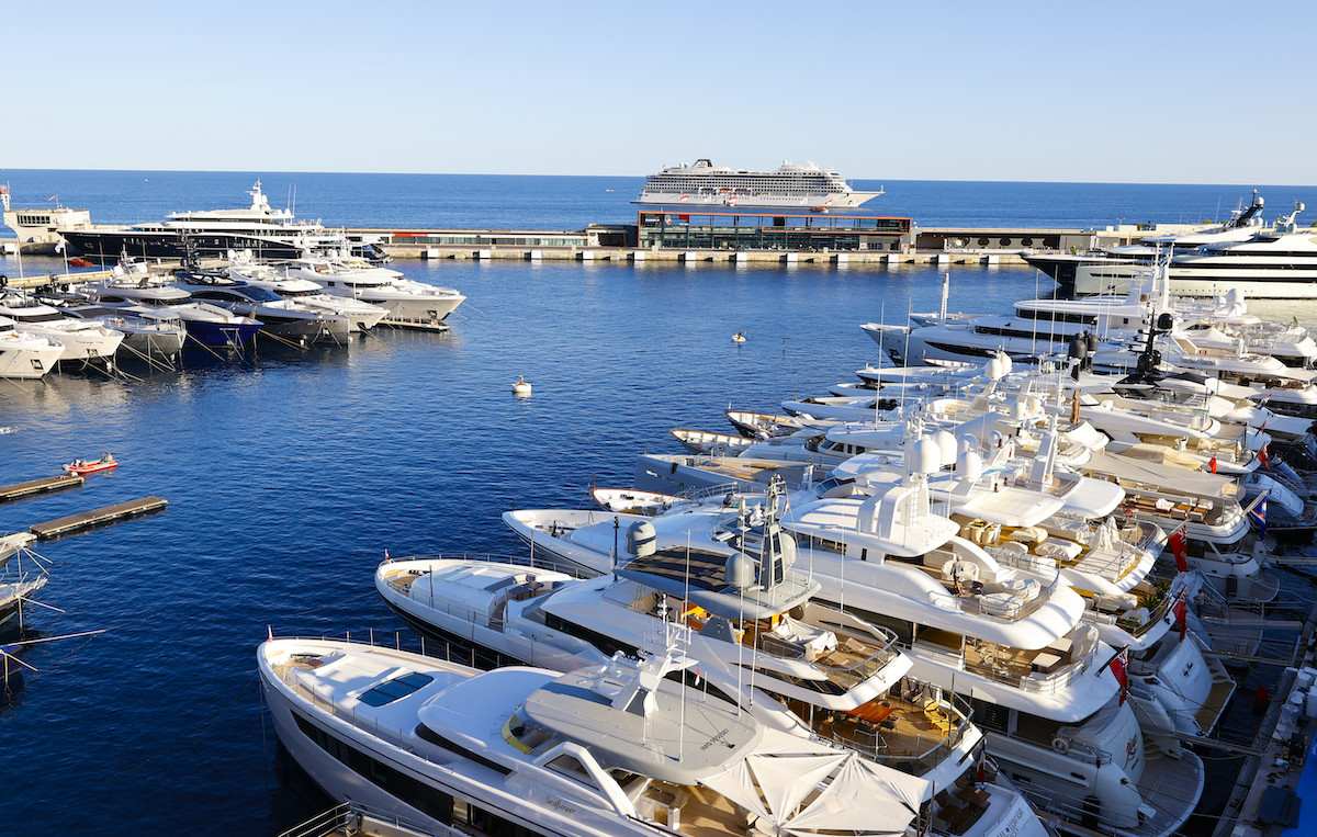 Luxusjachtok felsorakozva Monacoban