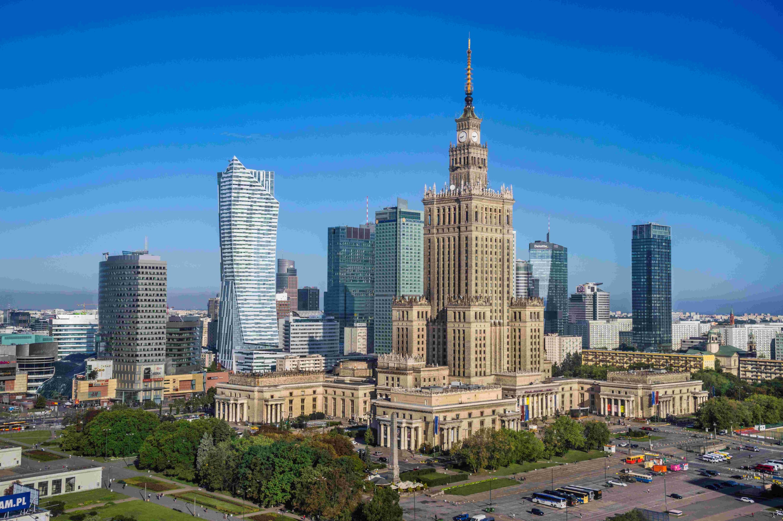 Varsó látképe: a Kultúra és a Tudomány Palotája és több felhőkarcoló