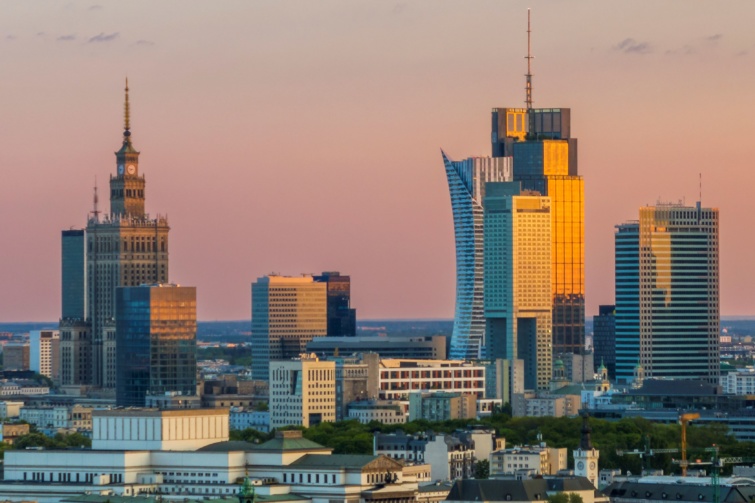 Felhőkarcolók és a Kutúrpalota Varsóban