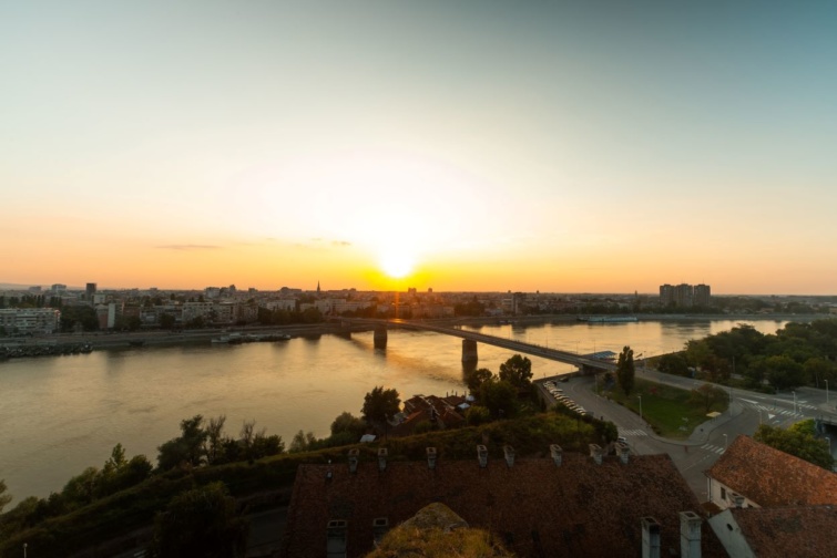 Naplemente az újvidéki Varadin-hídnál a Dunánál.