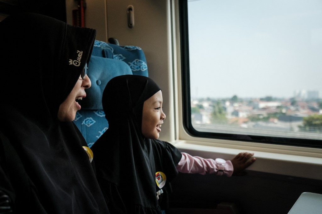 Utasok a nagysebességű indonéziai vonaton.