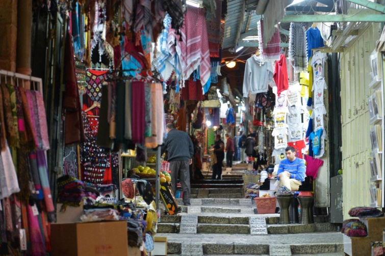 Kilátás egy utcára, ahol ajándéktárgyakat és emléktárgyakat árusító üzletek találhatók Jeruzsálem óvárosában.