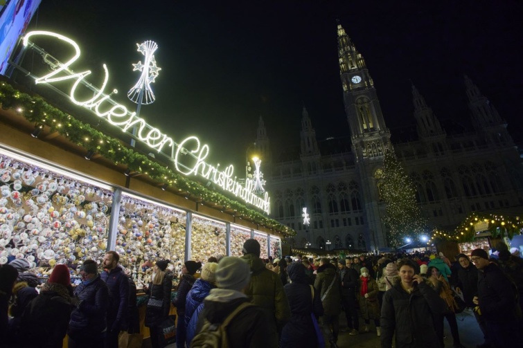 Sétálnak az emberek Bécs egyik legnépszerűbb karácsonyi vásárán, a Wiener Chritkindlmarkton.