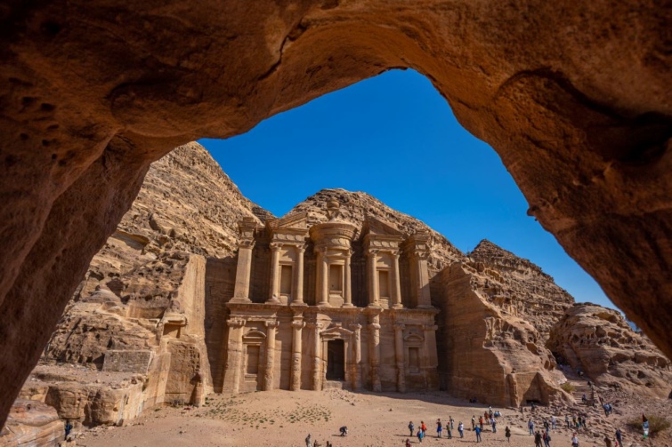 Petra - Startlap Utazás Az Ad Deir kolostor egy barlangból Petrában, Jordániában.