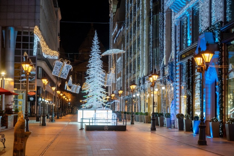 Karácsonyi dekoráció a budapesti Váci utcában.