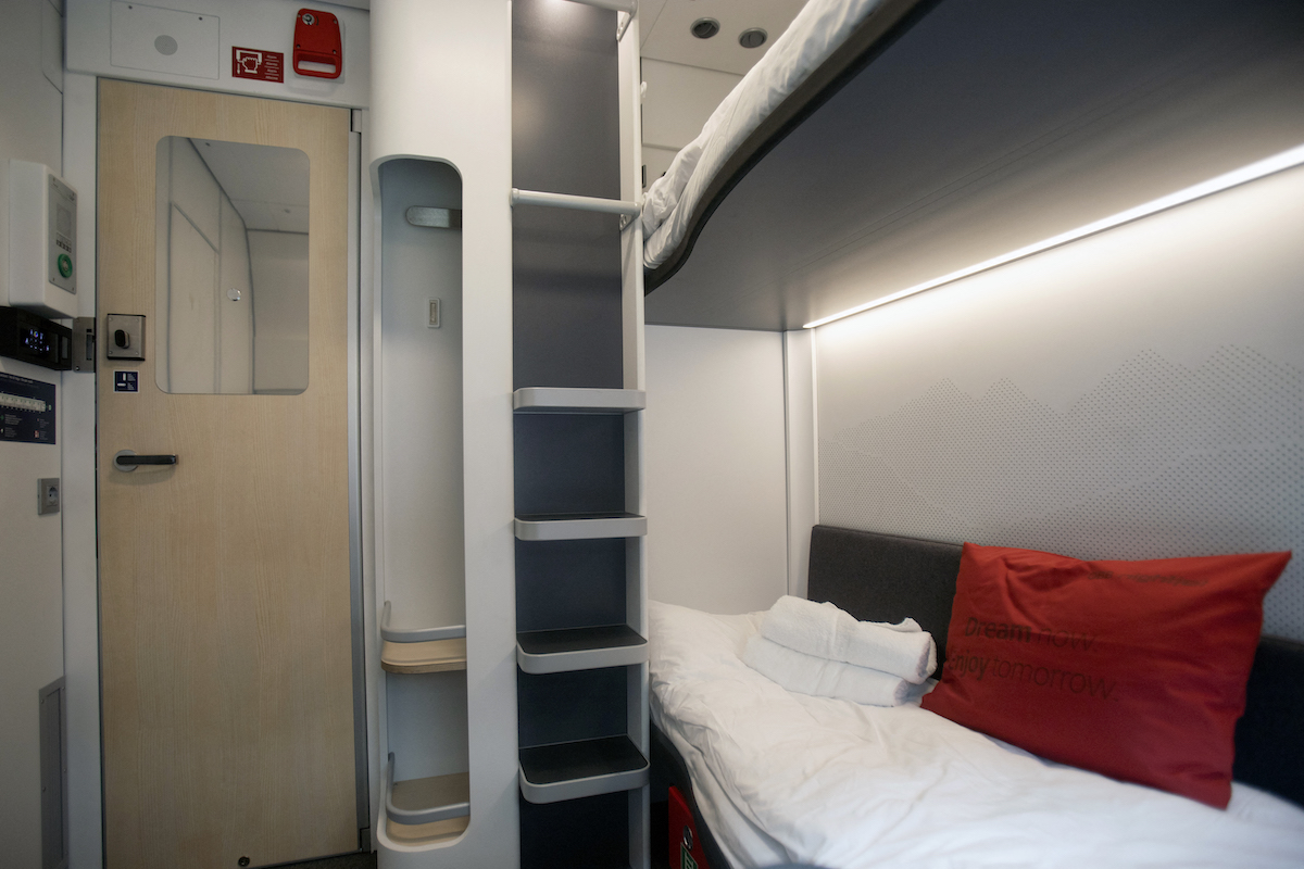 Az új, modern alvókocsi egyik kabinja