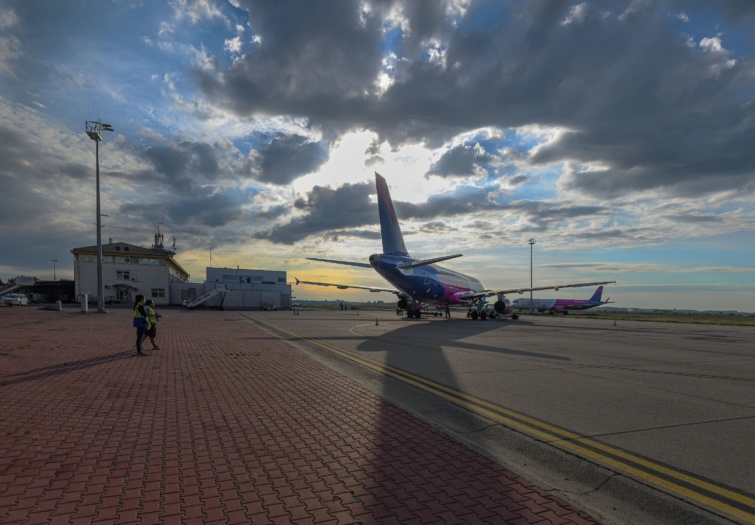 Felszállás előtt a Wizz Air Hungary Légiközlekedési Zrt. magyarországi székhelyű diszkont légitársaság Eindhovenbe tartó repülőjárata, 62 utassal a fedélzetén, június 5-én a Debrecen nemzetközi repülőtérről (Debrecen International Airport).