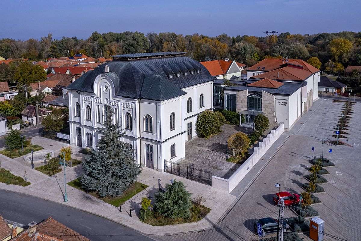 A drónnal készült képen az egykori zsinagógából átalakított Kulturális és Konferenciaközpont (b) és a Paulay Ede Színház Tokajban 2023. október 24-én.