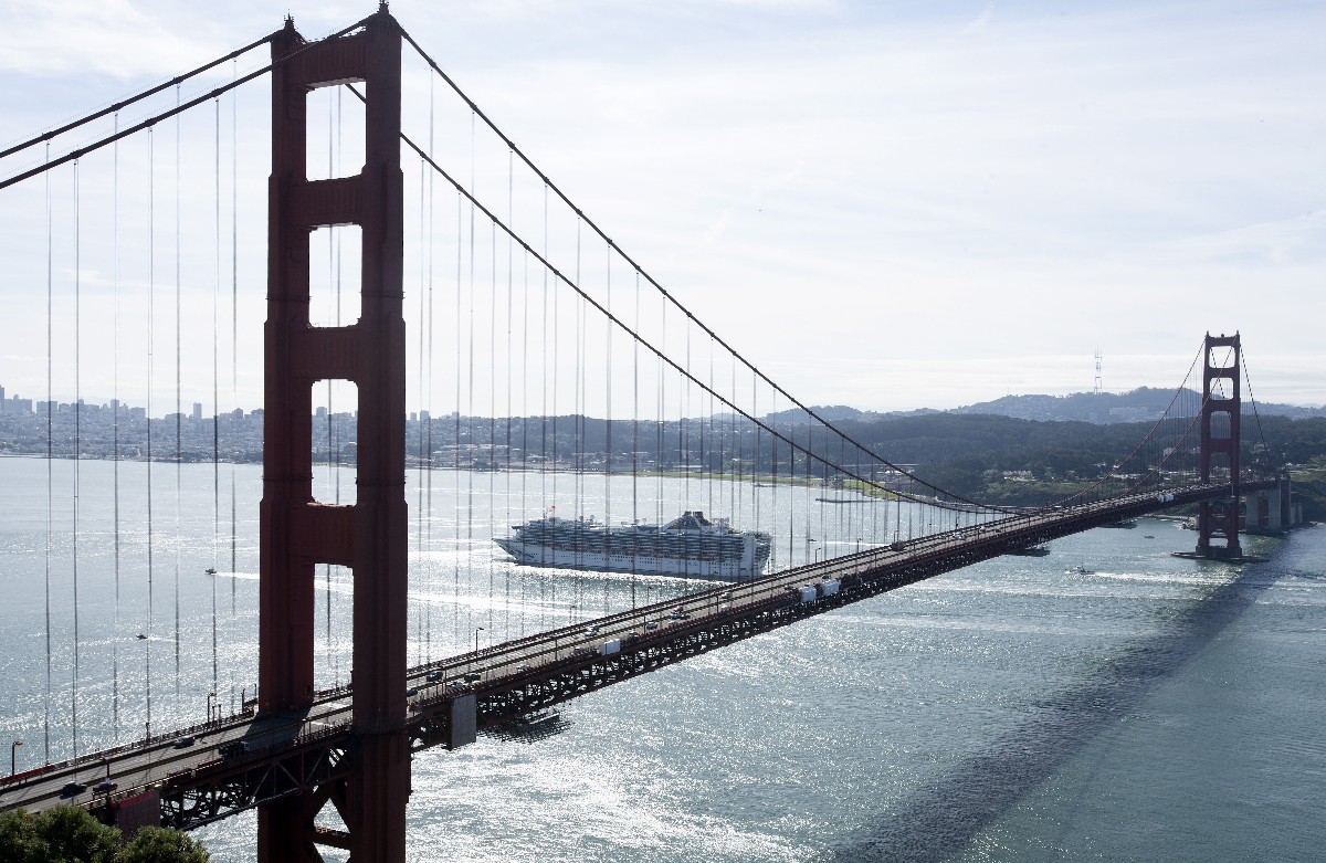 A Grand Princess óceánjáró elhalad a Golden Gate híd alatt, mielőtt a kaliforniai Oaklandbe érkezik