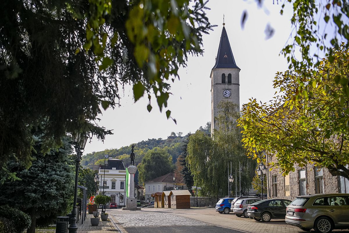 A Jézus szíve római katolikus templom (j) és Szent István király szobra (k, háttal) Tokajban 2023. október 24-én.