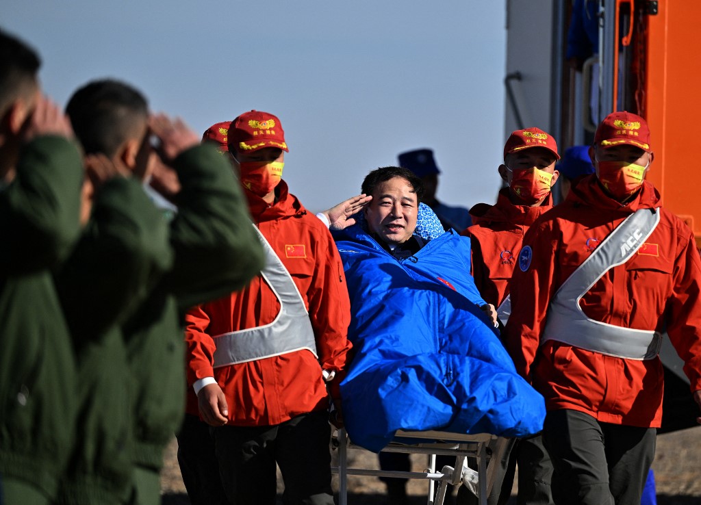 Földet értek a kínai asztronauták, öt hónapos űrmisszió után