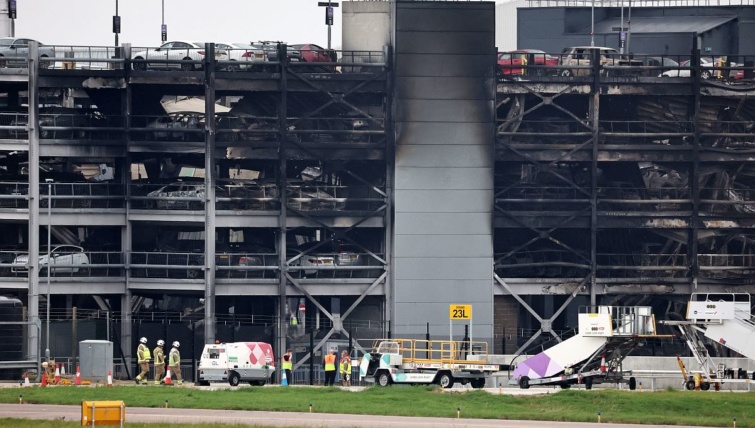 Tűz martalékává vált parkolóház és autók a londoni Luton repülőtéren.