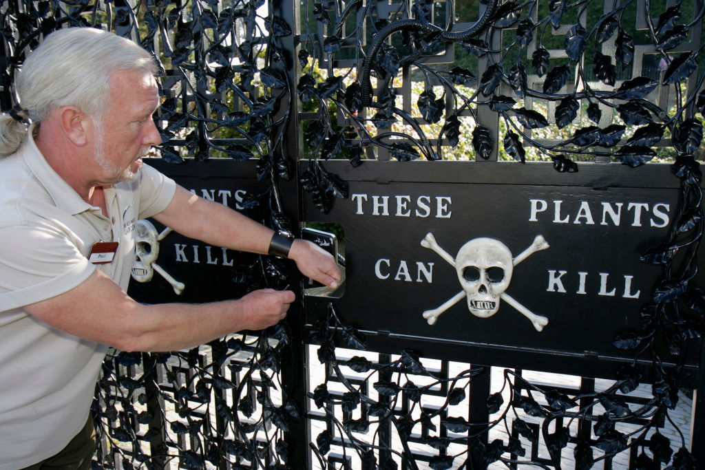 Gyilkos növényekre figyelmeztető felirat a kertben