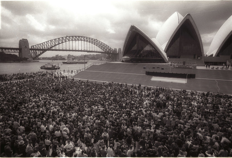 Tízezrek gyűltek össze Nelson Mandela tiszteletére 1990-ben az Operaház előtt