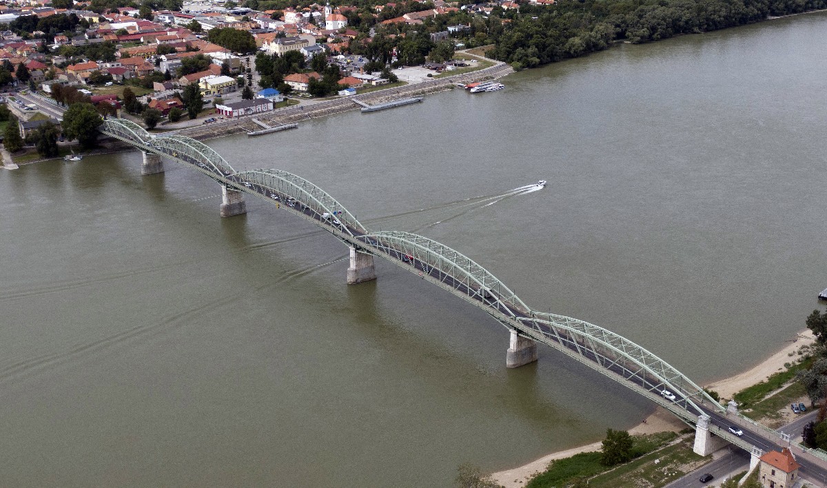 Duna felett átívelő, 517 méter hosszú, Esztergomot Párkánnyal összekötő Mária Valéria híd
