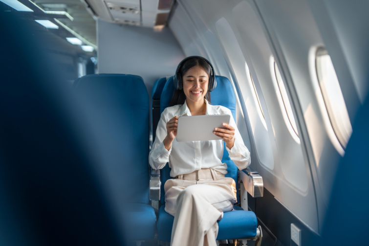 Fiatal nő egyedül utazik egy repülőgépen 