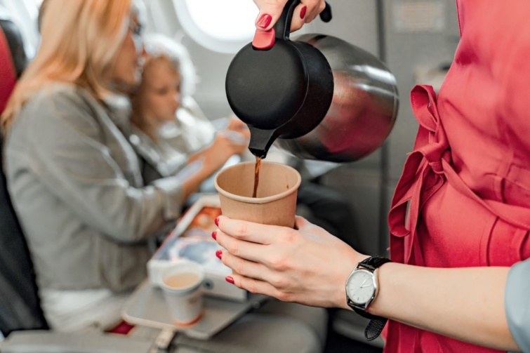 A repülőgép fedélzetés kávét szolgálnak fel az utasoknak