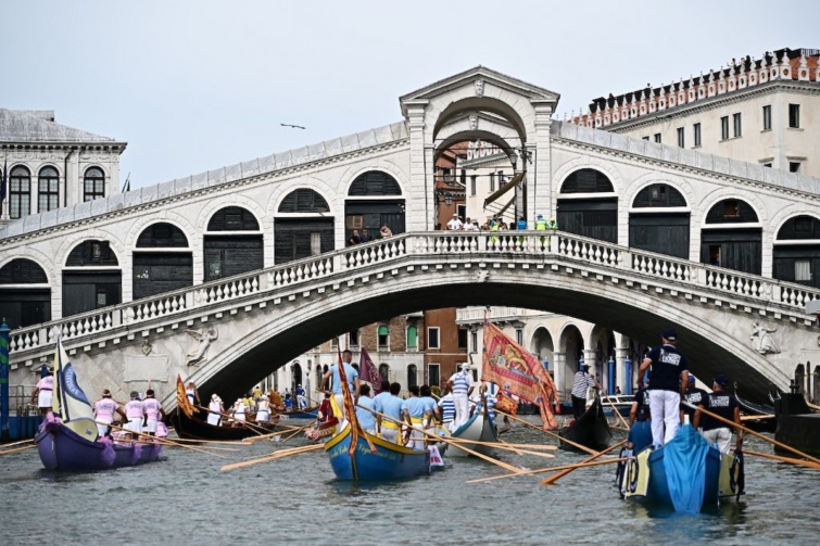 A Rialto híd egyike a négy hídnak (a ponte dell'Accademia, a ponte degli Scalzi és a ponte della Costituzione mellett), amelyek a Canal Grande felett átívelnek, Velence városában.