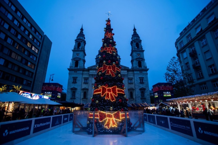 Az Advent Bazilika elnevezésű karácsonyi vásár a megnyitó napján Budapesten, a Szent István-bazilika előtti téren.