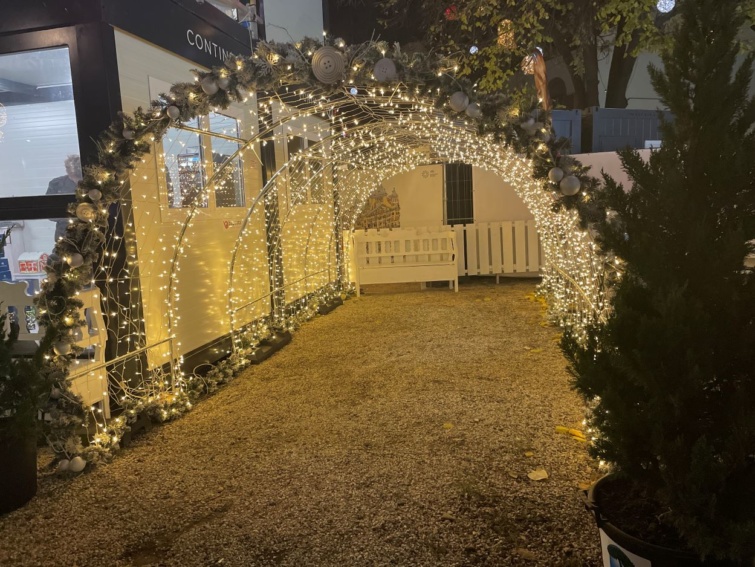 Karácsonyi díszekkel kidíszített fotópont a Városháza parkban.