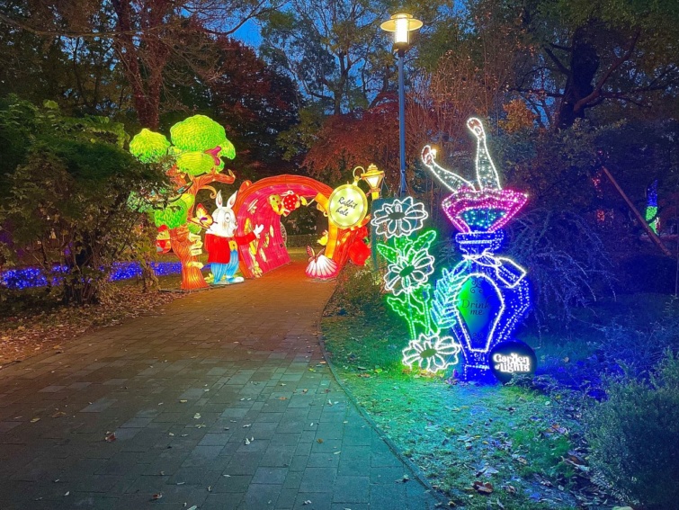 A Garden of Lights Alíz Csodaországban tematikájú kiállításának színes- világító nyúlodúja.