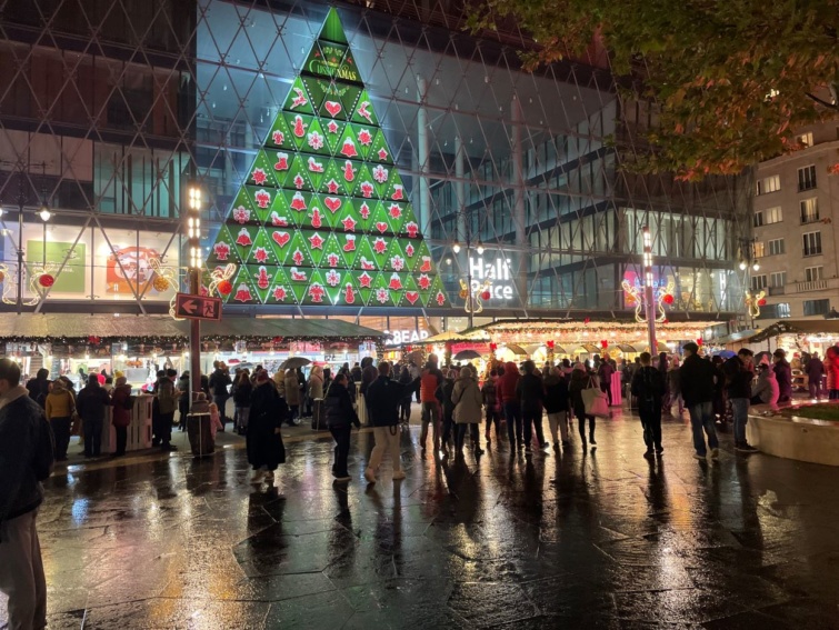 Vörösmarty Classic Xmas karácsonyi standjai és a nézelődők.