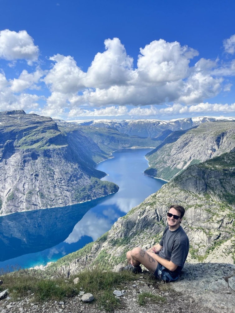 Vizvári Norbert Norvégiában, a Trolltunga sziklánál.