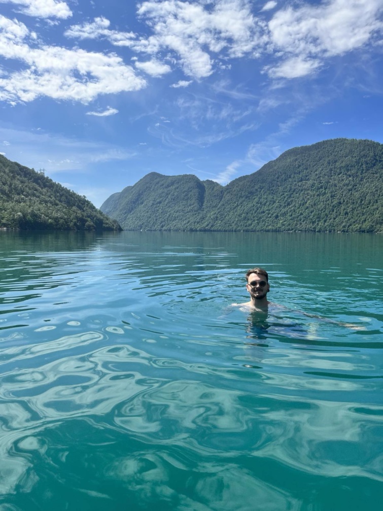 Vizvári Norbert egy norvég fjordnál.